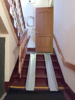 Для лиц с ограниченными возможностями передвижения на первом этаже имеется пандус лестничный накладной